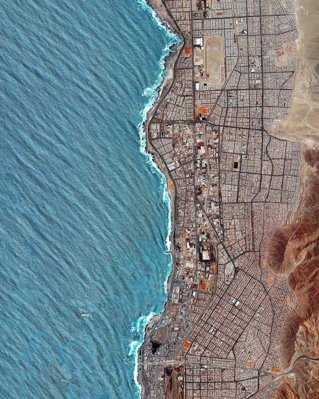 Daily Overviewさんのインスタグラム写真 - (Daily OverviewInstagram)「Waves of the Pacific Ocean roll into Antofagasta, Chile. Since the city is situated in the Atacama Desert — the driest region in the world — it has incredibly sparse vegetation. In total, Antofagasta is home to nearly 400,000 residents and is the third largest city in the country. . Created by @overview Source imagery: @maxartechnologies」1月7日 2時26分 - dailyoverview
