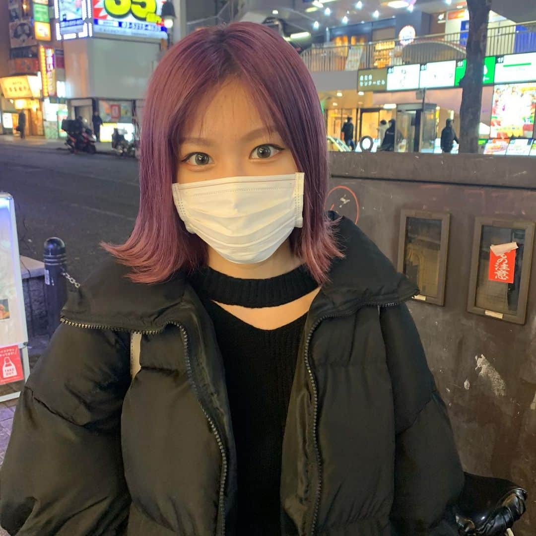 林優菜のインスタグラム：「. ピンク注入してきた❤️ 自粛期間のこと考えて今回は濃いめに✌🏻 光当たるとこで見たらもっと明るくてめっかわだよ！！！ . ダウンからトップス出てるの鬼ダサいな？？？ . . . #ピンクヘア #ショートヘア #外ハネ #GRL #ノーマルカメラ #3枚目まで見てね #フォロワーの減り方すごくない？？」