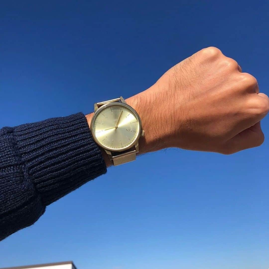 コモノのインスタグラム：「Our Winston watch will make any day feel like gold! 🎇 Feeling more blue today? Discover all of our styles on our website!  #komono #komonowatches #ikkoopbelgisch #ikkooplokaal #wonderlandmagazine」