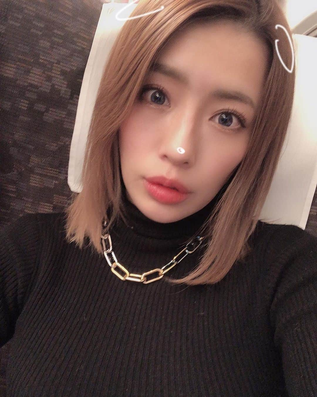 橋本梨菜さんのインスタグラム写真 - (橋本梨菜Instagram)「ぁあああ  さむすぎるね。急に☃️  皆様お正月はいかがお過ごしでしょうか。？　  いや、多分もう世間はお仕事始まってますよね。。  梨菜は、、 お正月のお休みで家族や、会いたい友達に沢山あえてパワー貰えたので又頑張ります☺️  お帰り！って言ってくれる場所も、応援してくれる友達も沢山いるんだなぁ〜と思うと、どんだけ寂しくなっても、へこんだ時も、帰る場所があるからこそ東京でまだまだ頑張ろうと思えます！  今年もがんばるぞっ☺️🤎」1月7日 2時41分 - hashimoto_rina_