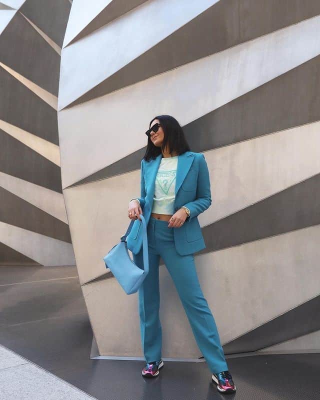 ゲスのインスタグラム：「london blues 💙 #LoveGUESS (📸: @thesimonemag)」