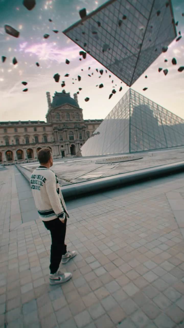 デヴィッド・ゲッタのインスタグラム：「Enter the twilight zone! Playing at @museelouvre was such a great experience 🙌🏼 (Re)live it by clicking the link in bio 📲 . 🎥 by @neoliptus」
