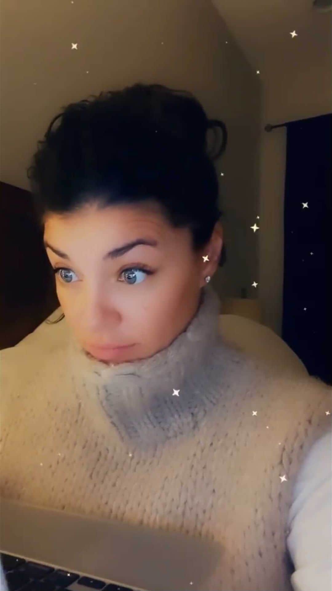 ジェシカ・ゾアのインスタグラム：「No one ever talks about the challenges women face during or after pregnancy. Breastfeeding is one of them. After watching this instructional video and speaking with some friends, I’ll admit... I’m nervous. I’m nervous it will be painful. I’m nervous I won’t do it right. The one thing I do know is that I am excited to share my experiences of motherhood with all of you because we all know it takes a village.」