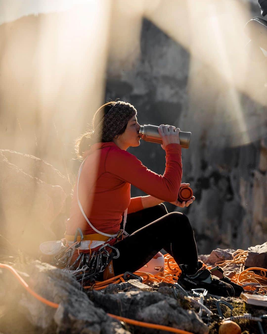 ニナ・カプレツのインスタグラム：「Since a few years, I only drink water out of a reusable bottle. I do it to reduce single plastic use but more I do it for the real taste of my fresh water, tea, coffe and food I’m carrying on my adventures and daily life. You can win a @hydroflask 32oz lightweight trailseries bottle and the new food jar in 12oz by answering 3 questions right: What’s Nina’s favourite climbing spot? What is her favourite meal? What is her fuel every morning?  To participate: -like the post - follow @ninacaprez and @hydroflask  -tag one friend -residence in Europe   You have until Saturday night to send me the right answers, I will announce the winner on Sunday!  @jeremy_bernard_photography   #heyleysgo #julboathlete #scarpaclimb」