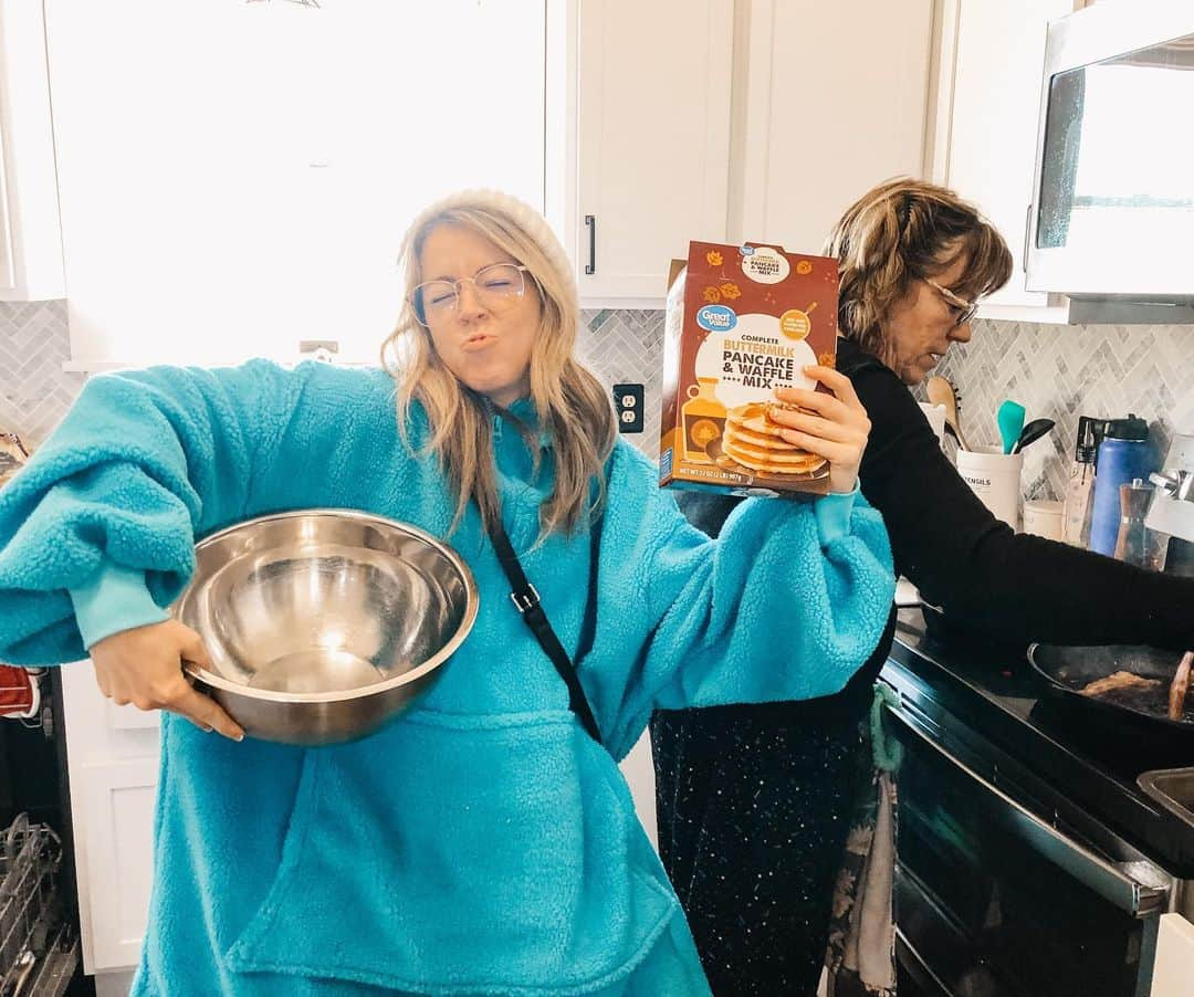 リンジー・スターリングさんのインスタグラム写真 - (リンジー・スターリングInstagram)「Making breakfast with momma. #justaddwater」1月7日 2時55分 - lindseystirling