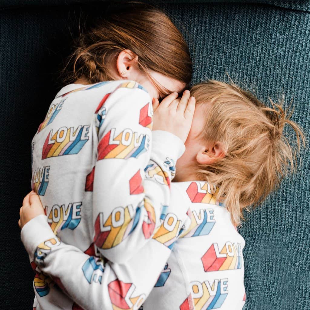 ティファニー・ティーセンのインスタグラム：「National Snuggle Day it is...not that it isn’t in our house everyday. #snuggles」