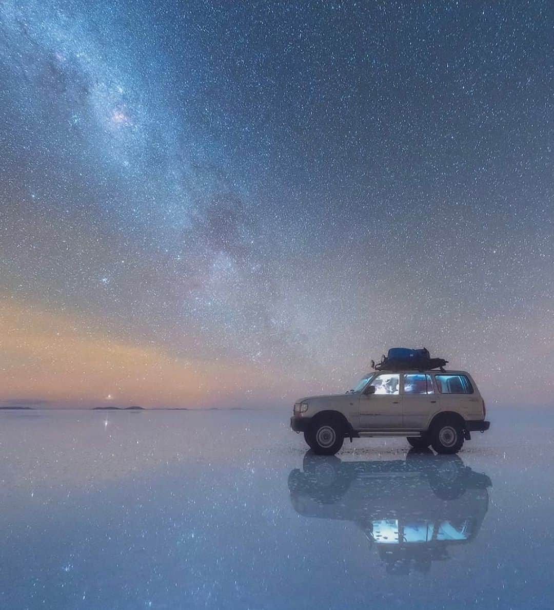 Earth Picsさんのインスタグラム写真 - (Earth PicsInstagram)「Starry nights over the Uyuni Salt Flats in Bolivia 💫 by @danielkordan」1月7日 3時03分 - earthpix