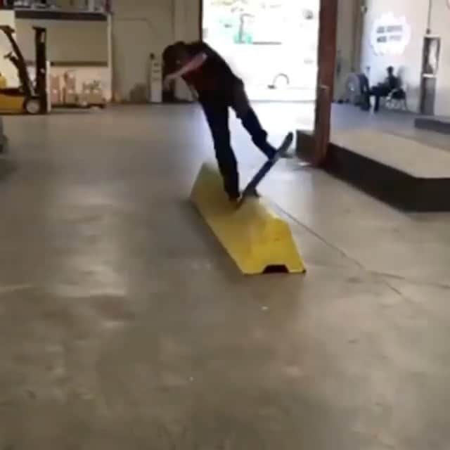 ラカイリミテッドフットウェアのインスタグラム：「@_vincentalvarez_ at the old @crailtap park feat. the homie Craig 📹 @graveyardhardware  #Lakai #TheShoesWeSkate」