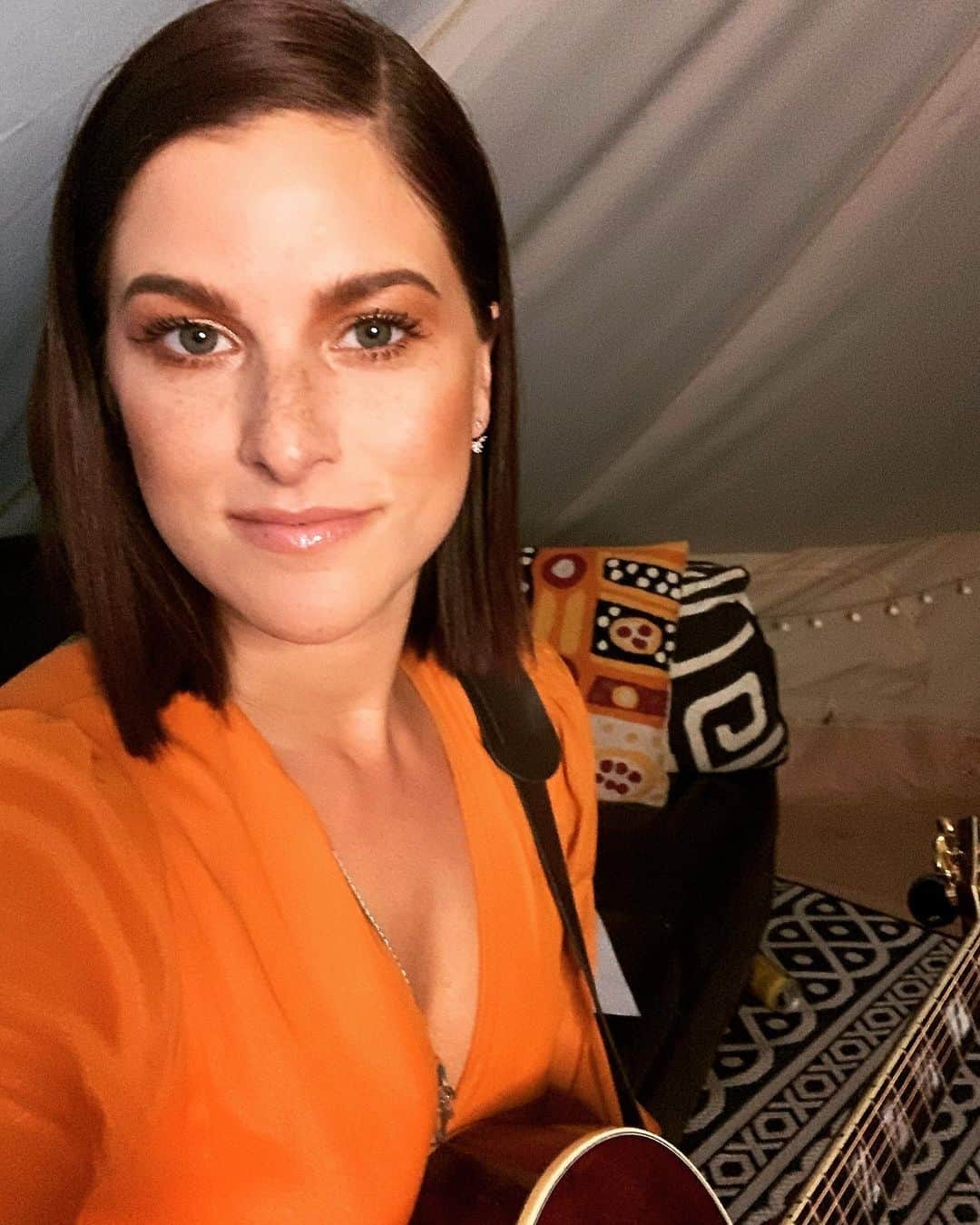 のインスタグラム：「Took this BTS of the #riseandshine music video shoot. Did my own hair and makeup for all 8 videos and I am up for hire. 💄」