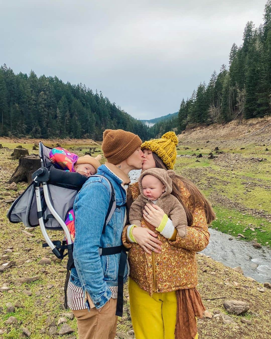 のインスタグラム：「Grey skies & bright eyes. Lovin’ adventures with them.💚」