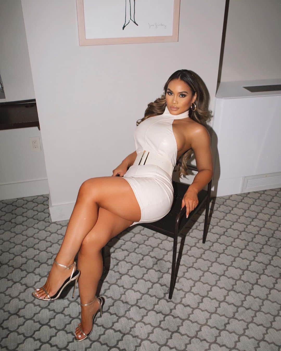 ダフネ・ジョイのインスタグラム：「Amorzinho! 🥰🥰 @fashionnova •fashionnovapartner• Love these leather looks ✨」