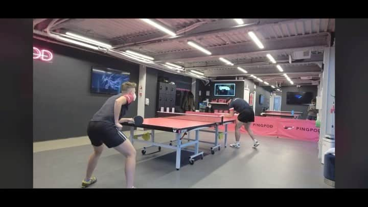 マチルダ・エコームのインスタグラム：「Managed to do 2 special strokes today against @chasequake 😍  • • • • • #pingponged #pingpong #pingpongedtv #tabletennis #sport #tischtennis #tenisdemesa #shortpips #smash #athlete #superstar @ittfworld @ettu #racketsport #china #bernadetteszocs #penholder #shakehand #tabletennismedia #ittf #ettu #pingis #ittfworldcup #wtt #worldtabletennis #olympian  #pingpodleague #pingpod」