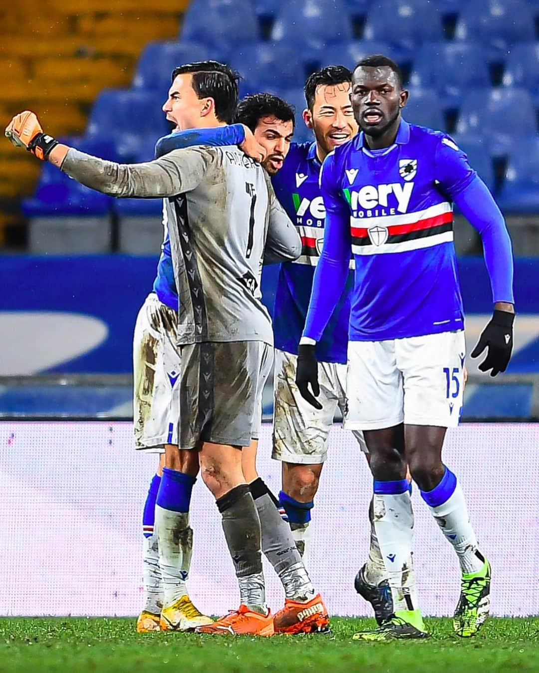 エミリオ・アウデロさんのインスタグラム写真 - (エミリオ・アウデロInstagram)「COME ON GUYS! WHAT A WIN! 💪🏽💪🏽💪🏽💪🏽 Full time Sampdoria - Inter 2-1 #forzasamp #teamspirit #positivevibes」1月7日 3時31分 - emil_audero