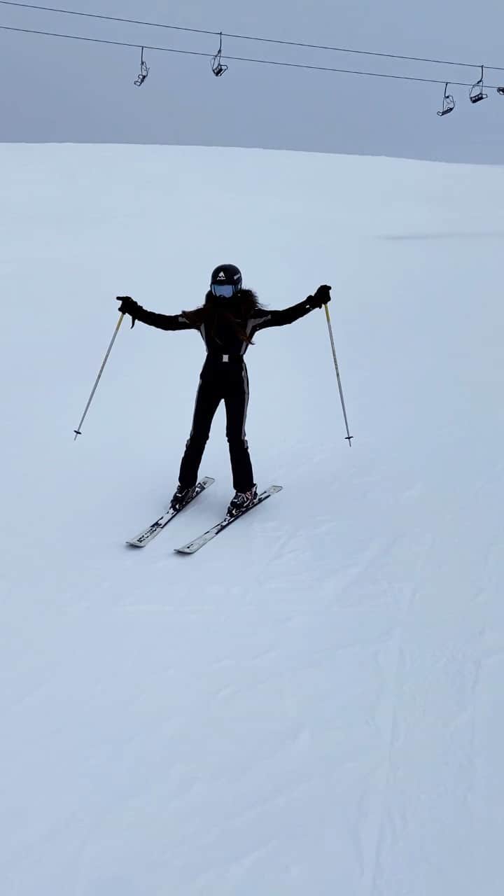 デシレ・コルデロ・フェレールのインスタグラム：「⛷ Hacía 4 años que no esquiaba 🤩☃️ Sierra Nevada」