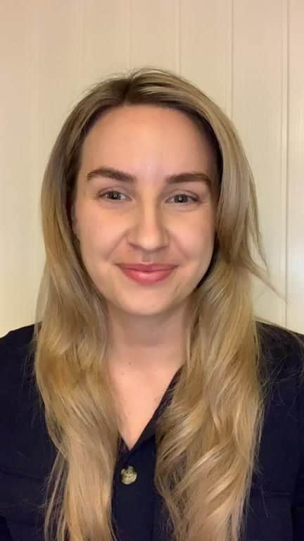 エスティローダーのインスタグラム：「A New Year means time for new Beauty Resolutions! Join #EsteeArtist @esteepro_emmatillman as she shares her #skincare secrets and #beauty resolutions for 2021. Tap to view the full IGTV and commit to beautiful skin with our #EsteeEssentials ✨」
