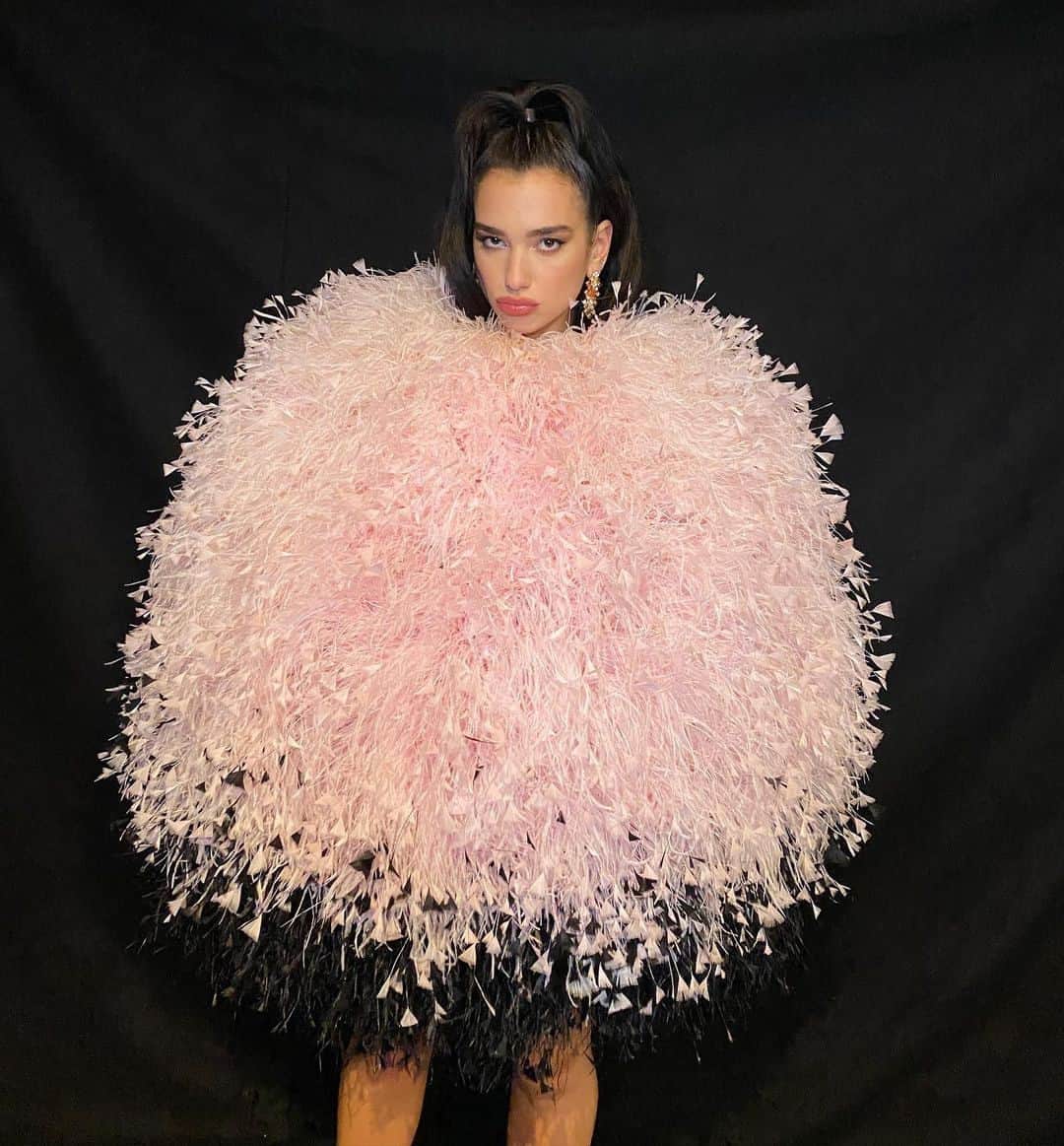 British Vogueさんのインスタグラム写真 - (British VogueInstagram)「Keeping 2-metres distance isn't an issue for #DuaLipa in this stunning @HalpernStudio puffball disco dress. In #BritishVogue's latest video, Dua dons the equivalent of a high-fashion hug in the fantastical ombré orb. Click the link in bio for more on how the designer, who balanced the creation of his explosive marabou SS21 looks with volunteering at a makeshift PPE factory, created the incredible dress.」1月7日 3時35分 - britishvogue