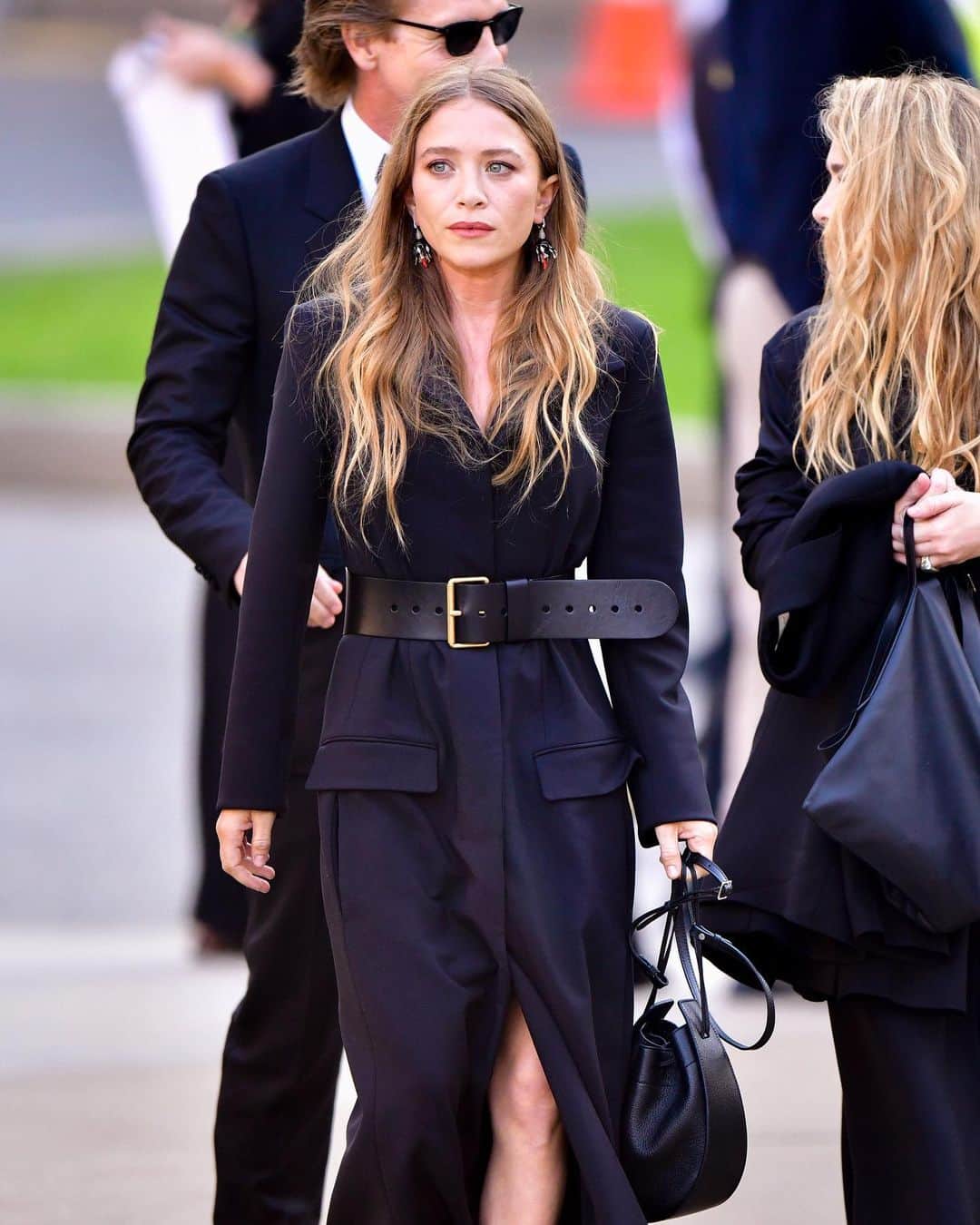 WHO WHAT WEARさんのインスタグラム写真 - (WHO WHAT WEARInstagram)「The year is 2021 and yes, I still want to dress like an Olsen. From classic bags to tunic tops, tap our link for 7 cool 2021 trends that are definitely Olsen-approved. photo: getty images, splash, backgrid」1月7日 3時46分 - whowhatwear