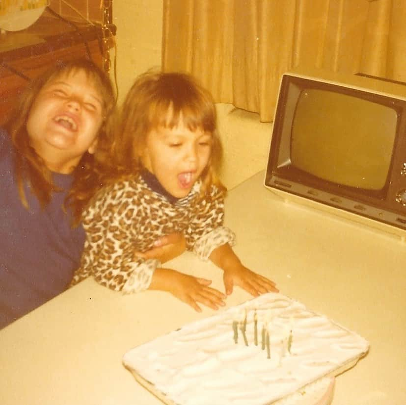 レスリー・フェラのインスタグラム：「This is so hard. I can’t visit my sister in the hospital because of Covid. I can’t rub her forehead and tell her everything is going to be okay. I can’t hold her hand and tell her I love her - instead it’s over a telephone. Mental illness ravaged her for years and now Covid. Please keep your prayers coming. We appreciate them so much. 2021, I know we’ve put a lot on you - so many expectations. You gave a lot yesterday. Please give a little more. #nothingisimpossiblewithgod」