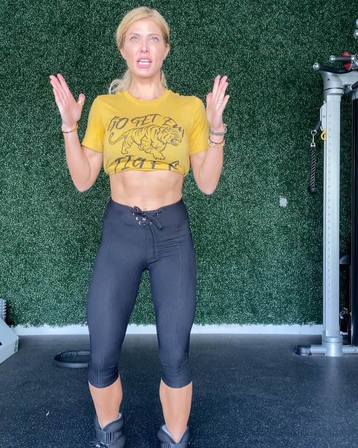 トリー・ウィルソンのインスタグラム：「Workin on those #abs . 2 moves for a stronger CORE. Ankle weights not necessary for 1st but gives it some resistance oomph. ✌🏽 . #CoreStrength #AnkleWeights #ResistanceBands」
