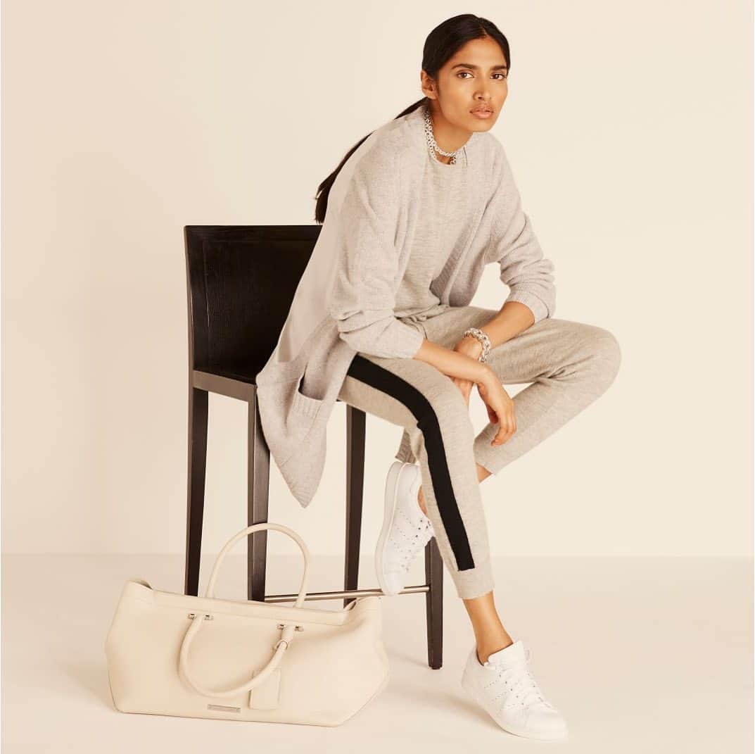 アマンダ ウェイクリーのインスタグラム：「Luxe lounge... sumptuous cashmere joggers, a cocooning cardigan and a luxey cashmere underpinning...  #sportsluxe #cashmere #loungewear #lifestyleluxuries #cardigan」