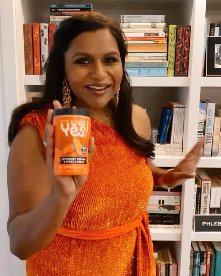ミンディ・カリングのインスタグラム：「When your soup is just as bright and colorful as your lewk! Sipping on my fav @CampbellsWellYes flavor, the Butternut Squash & Sweet Potato sipping soup. It’s sweet, it’s savory, it’s perfect to grab when I’m running out the door and already late to set 🙆🏾‍♀️. Oh and it’s packed with nutritious veggies (plus, it’s delicious). #LiveBright #ad」