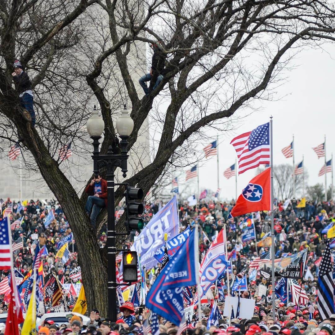 ニューヨーク・タイムズさんのインスタグラム写真 - (ニューヨーク・タイムズInstagram)「Under a dreary winter sky, President Trump on Wednesday pressured Vice President Mike Pence to illegally throw the 2020 election his way, and excoriated Republicans, the news media, Democrats and the U.S. electoral process in a speech before a crowd of supporters on the National Mall in Washington.  “We will never concede,” Trump said at a rally protesting the results of the election, in which President-elect Joe Biden got more than seven million votes more than Trump and received 306 electoral votes.  The rally began on an off-note when Trump started talking but his microphone wasn’t working. People in the crowd shouted that they couldn’t hear him, until the microphone suddenly came to life as Trump was midway through his first of many complaints about the news media. From there, he went on to describe nearly everything and anyone he sees as critical of him as “corrupt" in one way or another.  Trump began speaking almost exactly an hour before the start of a joint session of Congress during which the Electoral College votes are to be certified. Pence’s constitutionally mandated obligation is to oversee the proceedings in a ministerial role.  Trump’s false claims of election fraud and promotion of the rallies on Wednesday encouraged some of his stauncher allies and supporters to travel the country to attend. The White House had hoped for 30,000 people, but aides feared the turnout would be far smaller.  Tap the link in our bio to read more about Trump’s remarks to supporters. Photo by @petemarovich, @erinschaff and @kenny_holston」1月7日 3時56分 - nytimes