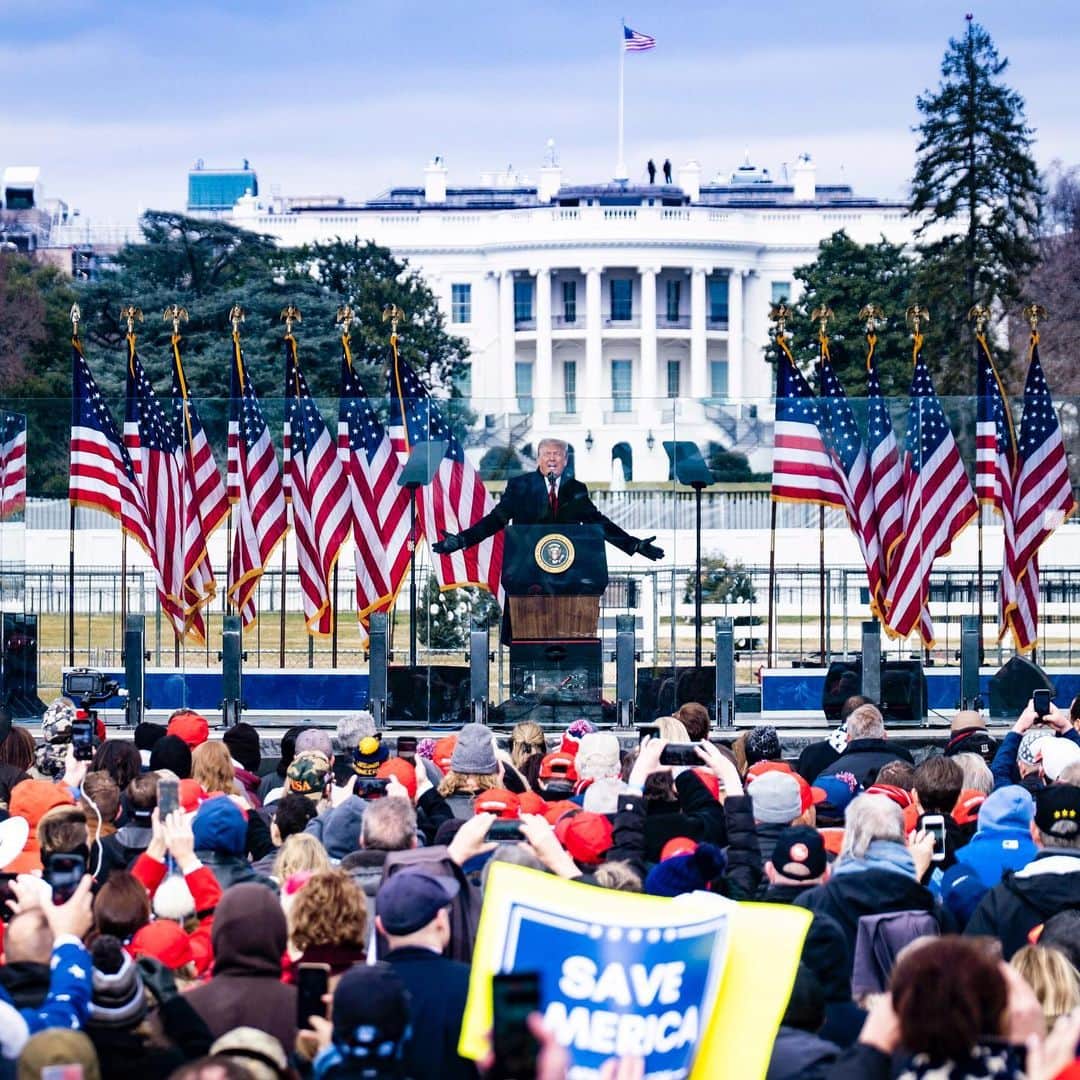 ニューヨーク・タイムズさんのインスタグラム写真 - (ニューヨーク・タイムズInstagram)「Under a dreary winter sky, President Trump on Wednesday pressured Vice President Mike Pence to illegally throw the 2020 election his way, and excoriated Republicans, the news media, Democrats and the U.S. electoral process in a speech before a crowd of supporters on the National Mall in Washington.  “We will never concede,” Trump said at a rally protesting the results of the election, in which President-elect Joe Biden got more than seven million votes more than Trump and received 306 electoral votes.  The rally began on an off-note when Trump started talking but his microphone wasn’t working. People in the crowd shouted that they couldn’t hear him, until the microphone suddenly came to life as Trump was midway through his first of many complaints about the news media. From there, he went on to describe nearly everything and anyone he sees as critical of him as “corrupt" in one way or another.  Trump began speaking almost exactly an hour before the start of a joint session of Congress during which the Electoral College votes are to be certified. Pence’s constitutionally mandated obligation is to oversee the proceedings in a ministerial role.  Trump’s false claims of election fraud and promotion of the rallies on Wednesday encouraged some of his stauncher allies and supporters to travel the country to attend. The White House had hoped for 30,000 people, but aides feared the turnout would be far smaller.  Tap the link in our bio to read more about Trump’s remarks to supporters. Photo by @petemarovich, @erinschaff and @kenny_holston」1月7日 3時56分 - nytimes