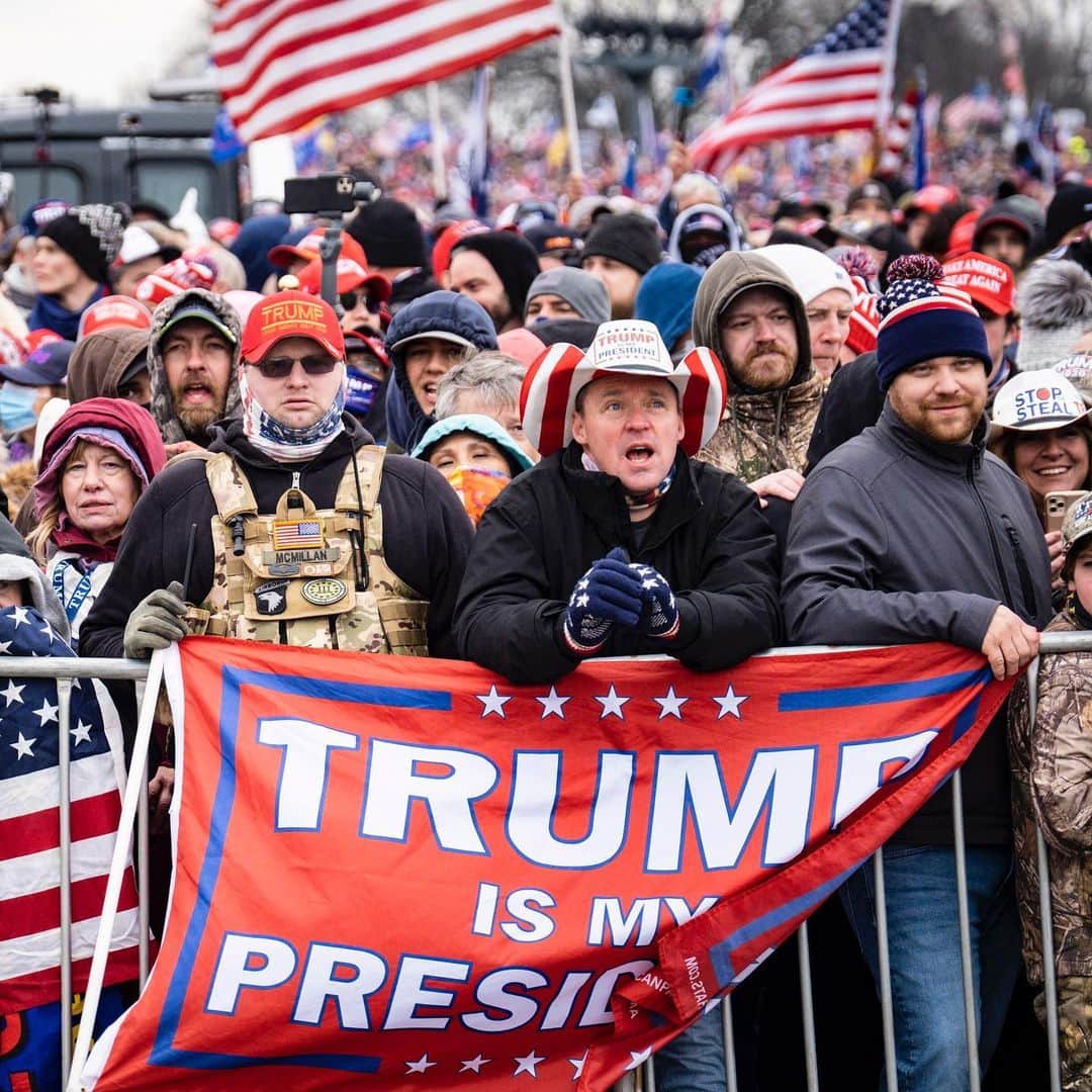 ニューヨーク・タイムズさんのインスタグラム写真 - (ニューヨーク・タイムズInstagram)「Under a dreary winter sky, President Trump on Wednesday pressured Vice President Mike Pence to illegally throw the 2020 election his way, and excoriated Republicans, the news media, Democrats and the U.S. electoral process in a speech before a crowd of supporters on the National Mall in Washington.  “We will never concede,” Trump said at a rally protesting the results of the election, in which President-elect Joe Biden got more than seven million votes more than Trump and received 306 electoral votes.  The rally began on an off-note when Trump started talking but his microphone wasn’t working. People in the crowd shouted that they couldn’t hear him, until the microphone suddenly came to life as Trump was midway through his first of many complaints about the news media. From there, he went on to describe nearly everything and anyone he sees as critical of him as “corrupt" in one way or another.  Trump began speaking almost exactly an hour before the start of a joint session of Congress during which the Electoral College votes are to be certified. Pence’s constitutionally mandated obligation is to oversee the proceedings in a ministerial role.  Trump’s false claims of election fraud and promotion of the rallies on Wednesday encouraged some of his stauncher allies and supporters to travel the country to attend. The White House had hoped for 30,000 people, but aides feared the turnout would be far smaller.  Tap the link in our bio to read more about Trump’s remarks to supporters. Photo by @petemarovich, @erinschaff and @kenny_holston」1月7日 3時56分 - nytimes