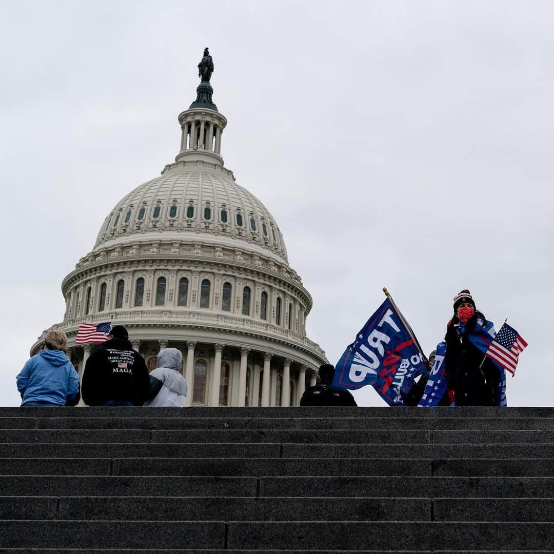 ニューヨーク・タイムズさんのインスタグラム写真 - (ニューヨーク・タイムズInstagram)「Under a dreary winter sky, President Trump on Wednesday pressured Vice President Mike Pence to illegally throw the 2020 election his way, and excoriated Republicans, the news media, Democrats and the U.S. electoral process in a speech before a crowd of supporters on the National Mall in Washington.  “We will never concede,” Trump said at a rally protesting the results of the election, in which President-elect Joe Biden got more than seven million votes more than Trump and received 306 electoral votes.  The rally began on an off-note when Trump started talking but his microphone wasn’t working. People in the crowd shouted that they couldn’t hear him, until the microphone suddenly came to life as Trump was midway through his first of many complaints about the news media. From there, he went on to describe nearly everything and anyone he sees as critical of him as “corrupt" in one way or another.  Trump began speaking almost exactly an hour before the start of a joint session of Congress during which the Electoral College votes are to be certified. Pence’s constitutionally mandated obligation is to oversee the proceedings in a ministerial role.  Trump’s false claims of election fraud and promotion of the rallies on Wednesday encouraged some of his stauncher allies and supporters to travel the country to attend. The White House had hoped for 30,000 people, but aides feared the turnout would be far smaller.  Tap the link in our bio to read more about Trump’s remarks to supporters. Photo by @petemarovich, @erinschaff and @kenny_holston」1月7日 3時56分 - nytimes