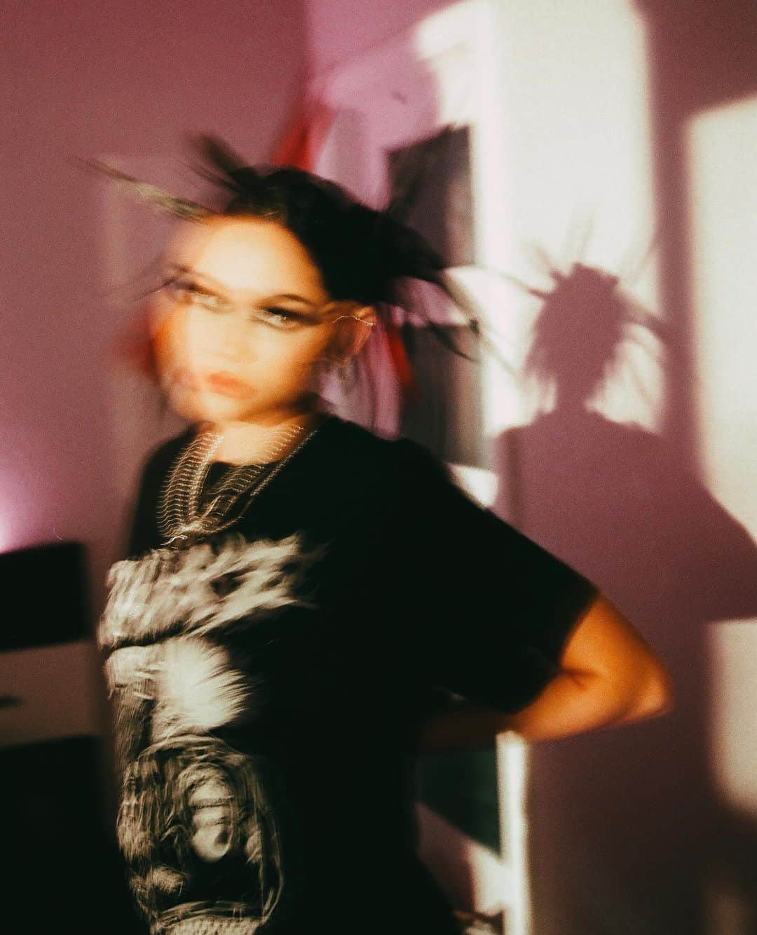 のインスタグラム：「knife under my pillow music video out nowww!! so obsessed with the looks!!! ah!!! thanks for watching luv ya luv ya 🔪LINK IN BIO🔪」