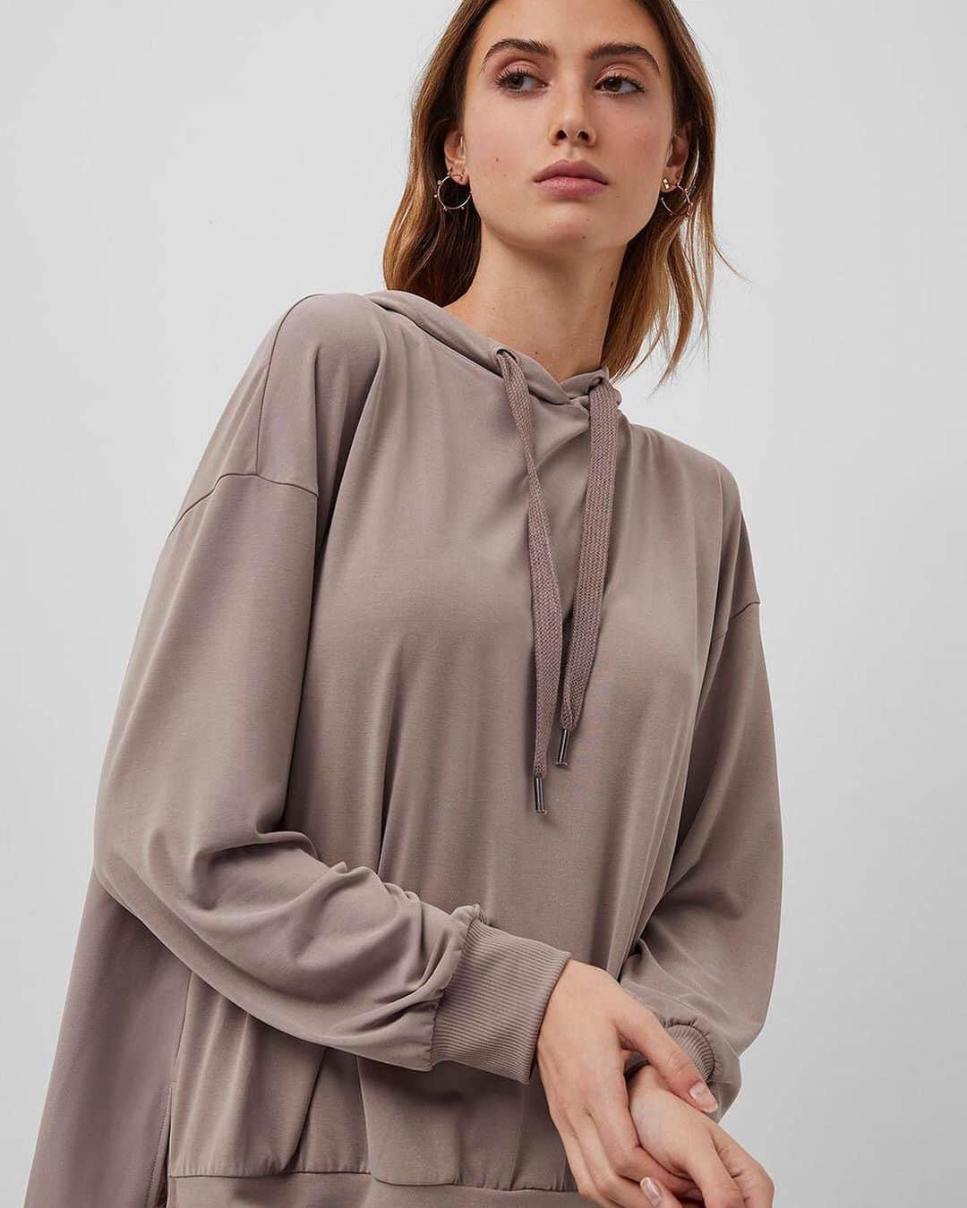 フレンチコネクションのインスタグラム：「Trending now: Luxe loungewear🤍For slower weekends or home-office hours, opt for super soft cupro and cosy loose fit sporty styles.  #FrenchConnection #MyFC」