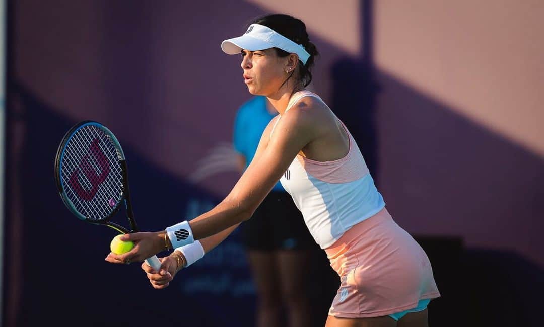 アイラ・トムリャノビッチのインスタグラム：「4 pm sun in Abu Dhabi is fun 🥴  #backatit 🙌🏽👋🏽🤞🏽」