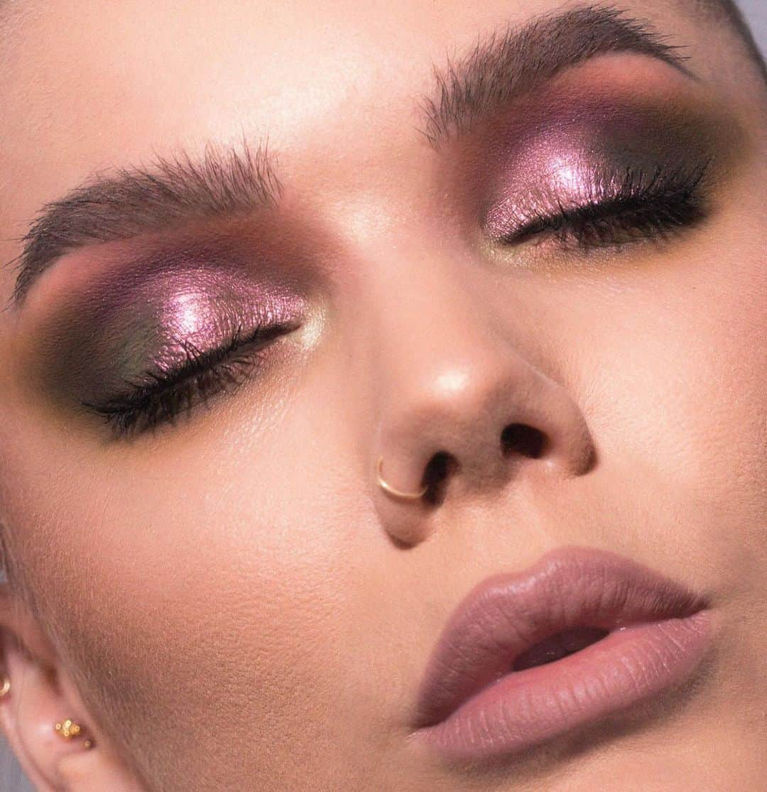 Linda Hallbergさんのインスタグラム写真 - (Linda HallbergInstagram)「Pink and olive 🫒  Do you guys like olives? I don’t 😅  Product list: Base @danessa_myricks Vision Cream Cover N03 @lhcosmetics infinity filter light @lhcosmetics infinity glam palette – Comet, Dust  Eyes @lhcosmetics till the end eyeshadow primer @natashadenona triochrome palette @lhcosmetics interstellar multichrome @lhcosmetics infinity power lash waterproof mascara  Lips @meltcosmetics allday/everyday lipliner Nudist」1月7日 4時07分 - lindahallberg