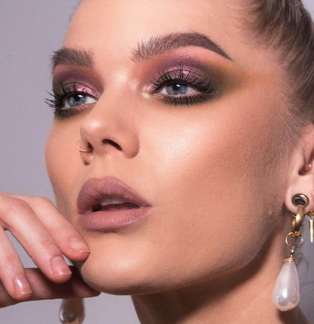 Linda Hallbergさんのインスタグラム写真 - (Linda HallbergInstagram)「Pink and olive 🫒  Do you guys like olives? I don’t 😅  Product list: Base @danessa_myricks Vision Cream Cover N03 @lhcosmetics infinity filter light @lhcosmetics infinity glam palette – Comet, Dust  Eyes @lhcosmetics till the end eyeshadow primer @natashadenona triochrome palette @lhcosmetics interstellar multichrome @lhcosmetics infinity power lash waterproof mascara  Lips @meltcosmetics allday/everyday lipliner Nudist」1月7日 4時07分 - lindahallberg