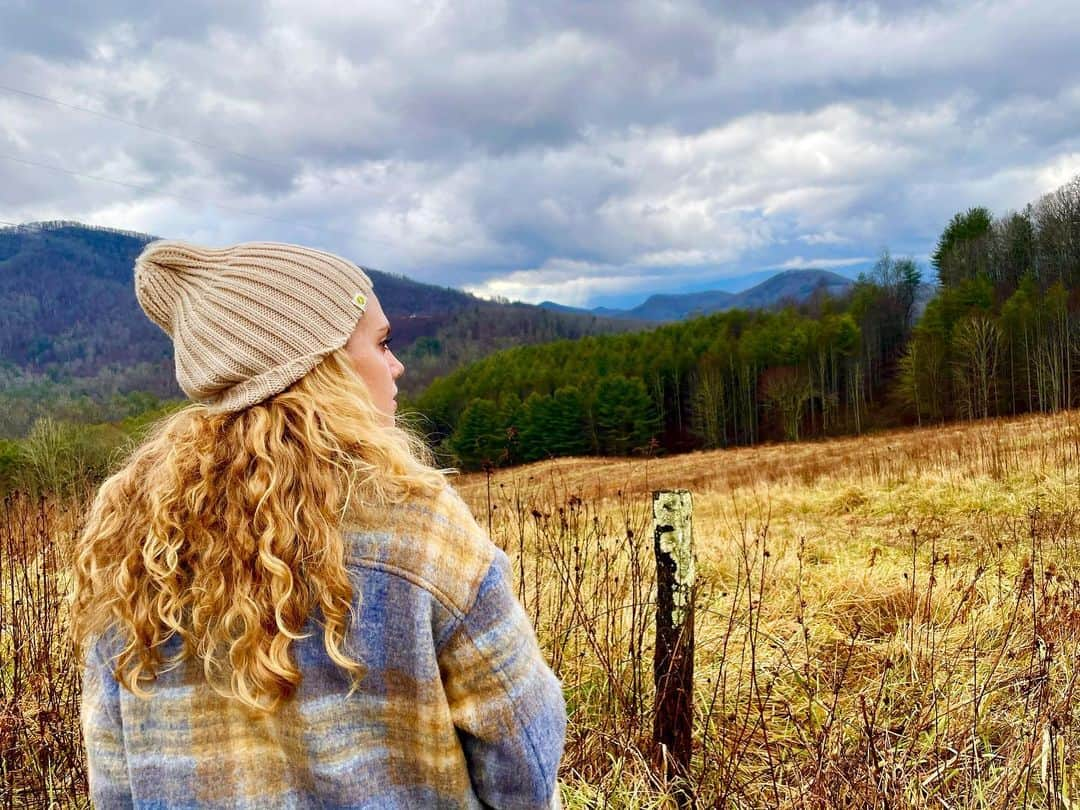 マッケンジー・モージーのインスタグラム：「el ⛰ e 🌾 ment 🌥 • • • news break...as in, a break from the news」