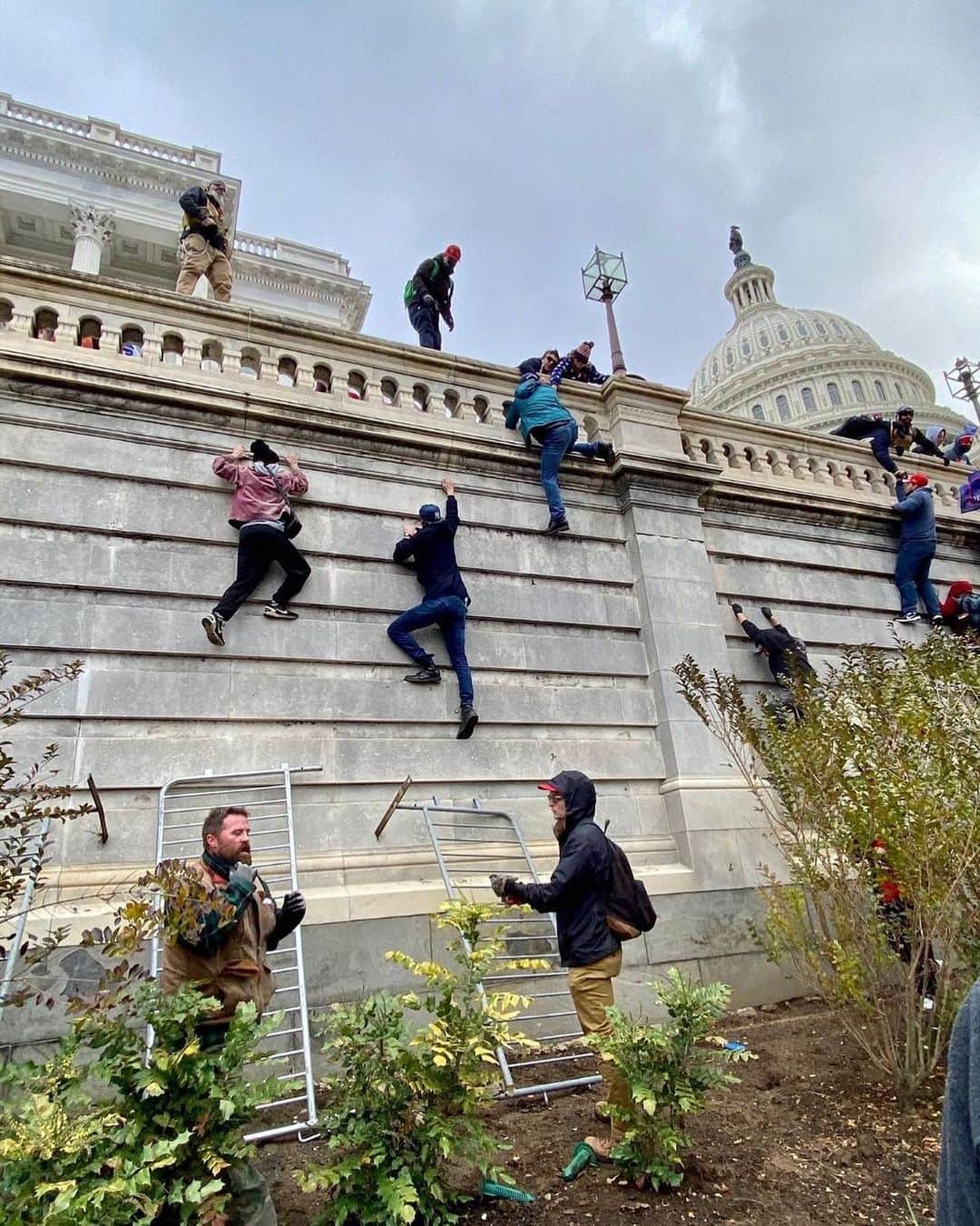 Paul Octaviousさんのインスタグラム写真 - (Paul OctaviousInstagram)「HOW......Now imagine these people were black or brown... this is not normal...the mob have stormed the Capital...#thoughtsandprayers   📸 by @evymages」1月7日 4時25分 - pauloctavious