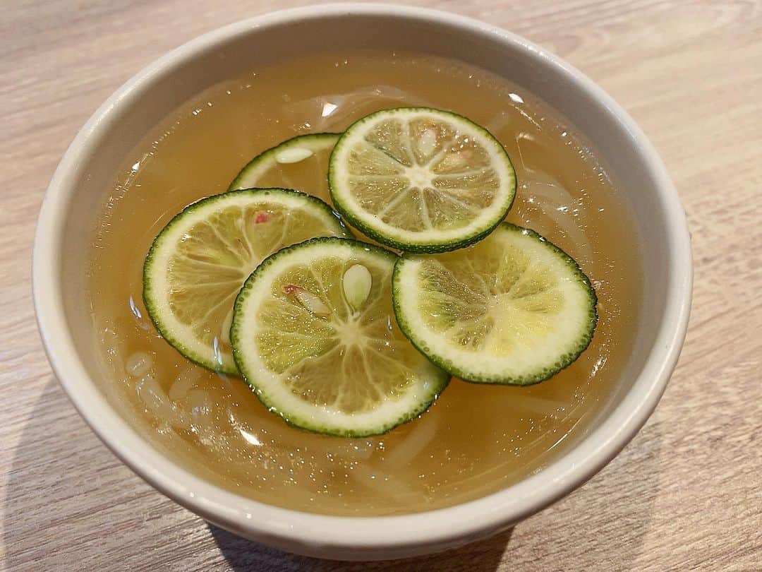 のインスタグラム：「初めて食べたカボス冷麺。  今まで食べた冷麺の中で、ピカイチでスープが美味しかったなぁ。  スープという名前が付く物の中でも、トップ３を争うぐらい。  #飯テロ #熟成和牛焼肉 #agingbeef #しめの冷麺 #カボス冷麺 #冷麺  #最高のスープ #美味し過ぎる #日本 #日本食 #meal #Japan #Japanesefood #meat #foodstagram #food #actress #model #talk #likeforfollow」