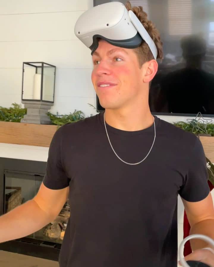 Brent Riveraのインスタグラム：「Who wants to join them 😂 submit your #FirstTimeinOculus video to join the challenge @oculus #OculusPartner」