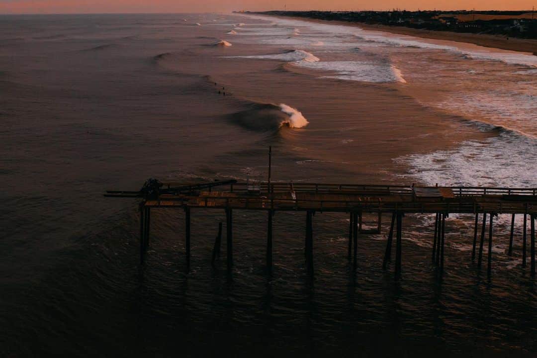 surflineさんのインスタグラム写真 - (surflineInstagram)「Meanwhile, can’t forget about the East Coast…here’s the Outer Banks, last night.  📷: @claymeinphoto」1月7日 4時38分 - surfline