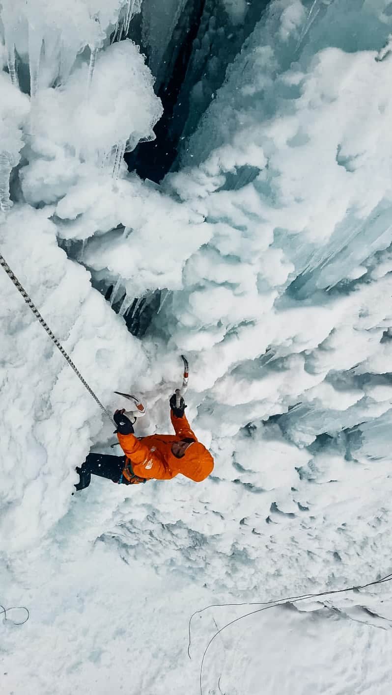 マチルド・ベセーラのインスタグラム：「Ça tape du glaçon au paradis blanc ❄️😛 Trop bien les vacances avec @pack_lhirokoi et @clarasso73 💛  @thenorthfacefr  #iceclimbing #neverstopexploring #climbing #mountainlovers #climbinggirl」