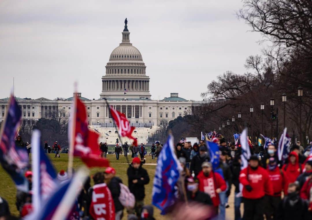 Just Jaredさんのインスタグラム写真 - (Just JaredInstagram)「The US Capitol building has been breached by pro Trump protestors as Congress met to certify the presidential election results. Many officials are still inside the building and are attempting to be evacuated. Tap this pic in the LINK IN BIO for photos and videos on the scene.  #USCapitol Photo: Getty」1月7日 4時46分 - justjared