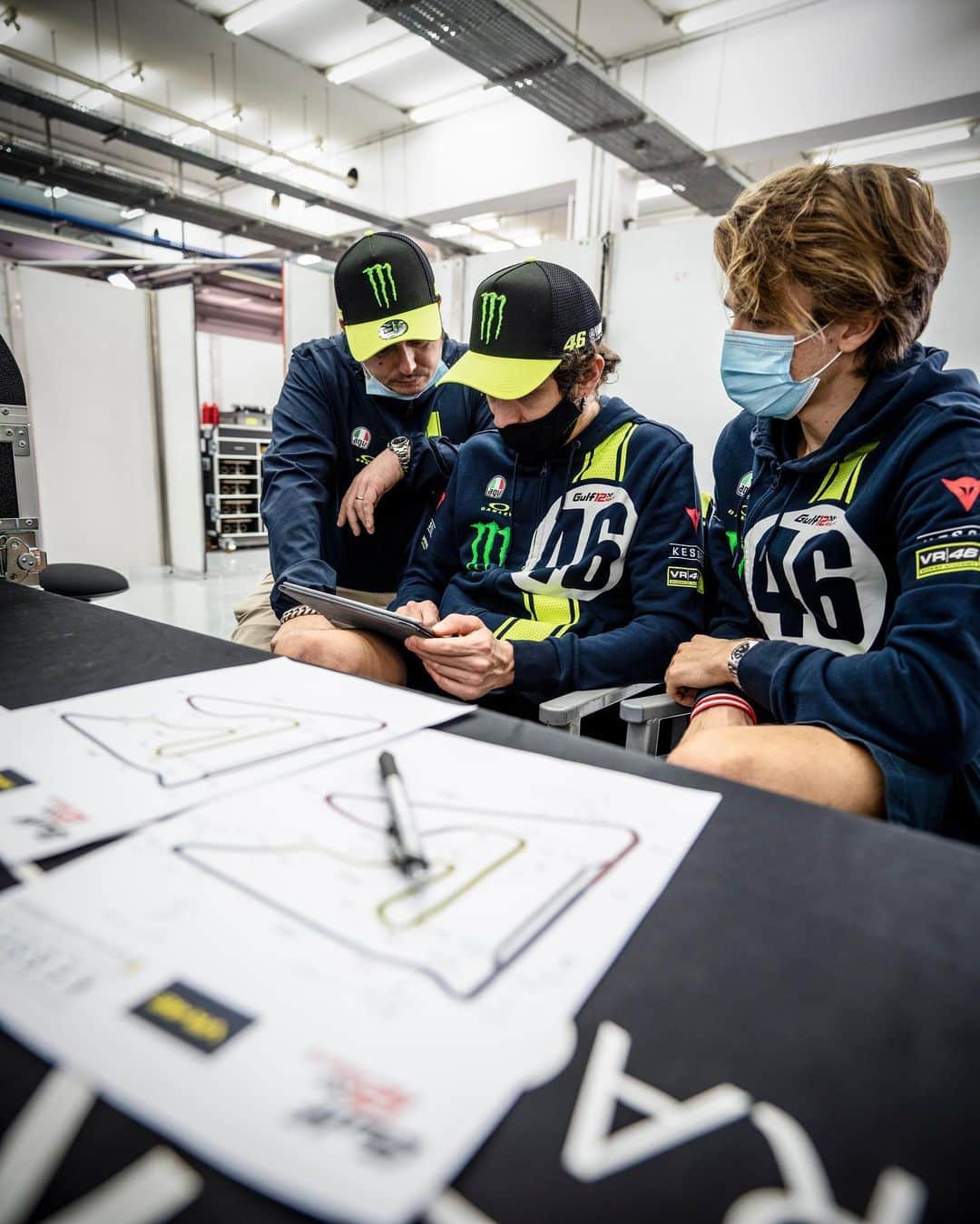 バレンティーノ・ロッシのインスタグラム：「All is ready for @gulf12hours with @luca_marini_97 @uccioyellow46 @kessel_ch @monsterenergy ✊🏼#gulf12hours #vr46squad  📸 @camilss」