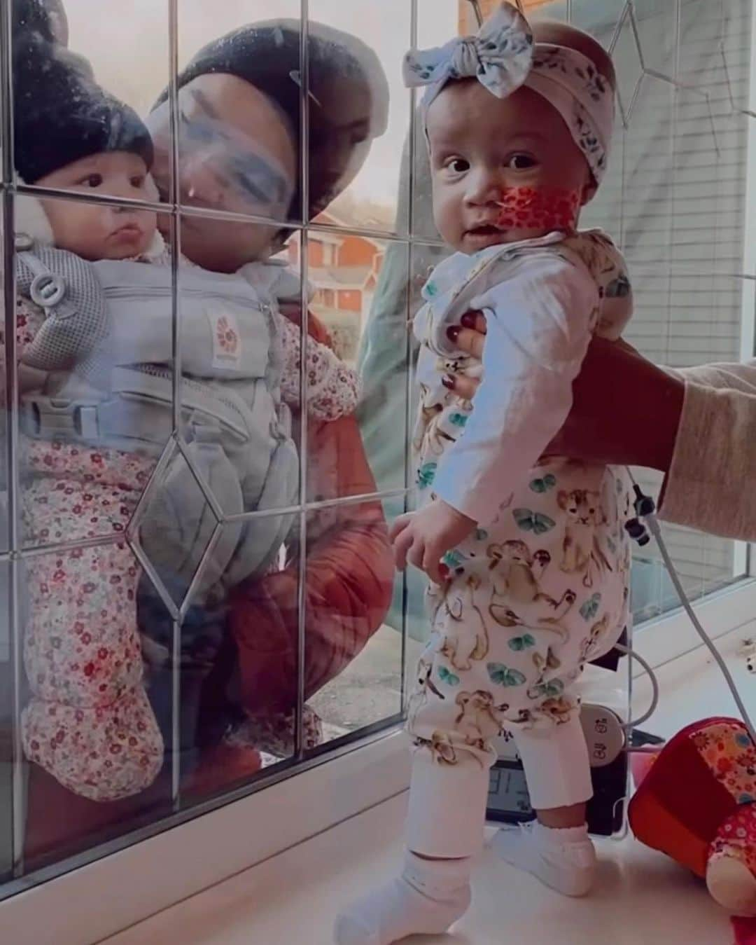 アシュリー・ケインさんのインスタグラム写真 - (アシュリー・ケインInstagram)「Yesterday was a special day getting a visit from my brother and seeing Azaylia and her cousin Anaya (born 6 days before) interacting through the window with each other. ❤️ . To think these two beautiful little girls would be getting to know each other and playing together right now if it wasn’t for my daughters illness and COVID is heartbreaking. 💔 . However, I will always remain strong and positive for my daughter and my family and hold onto these amazing moments! ✊🏾」1月7日 4時45分 - mrashleycain