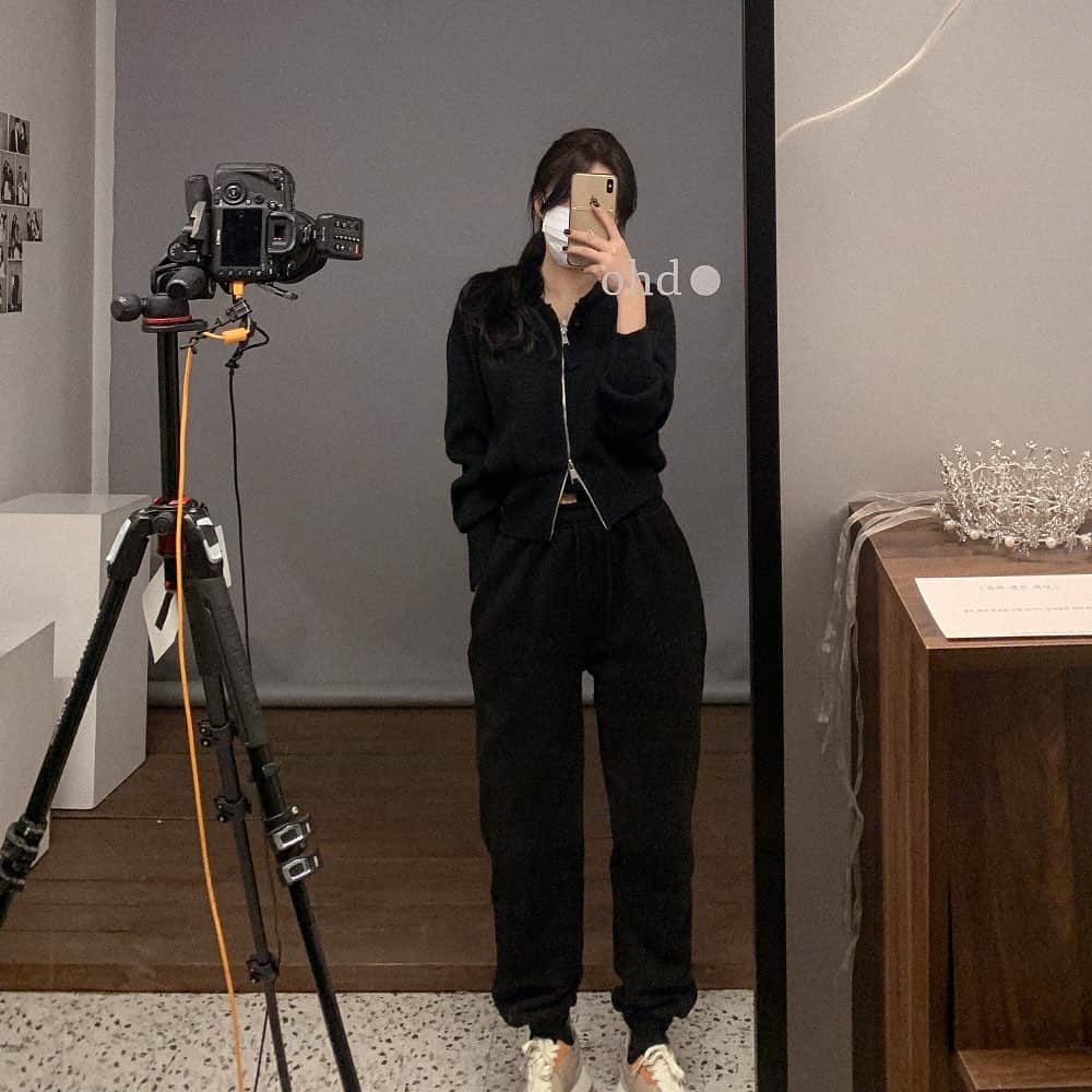 ユン・アラのインスタグラム：「이번 마켓 반응 제일 좋은 순위 알려드릴게요오 🤍  ✔ 니트 + 조거PT 세트 ✔ 울자켓  ✔ 버킷햇  어디에서도 찾기 어려운 가격이에요! 프로필링크 아라무드에서 착한가격에 겟하세요 ☺️  마켓은 내일 자정에 마감합니다 💜」