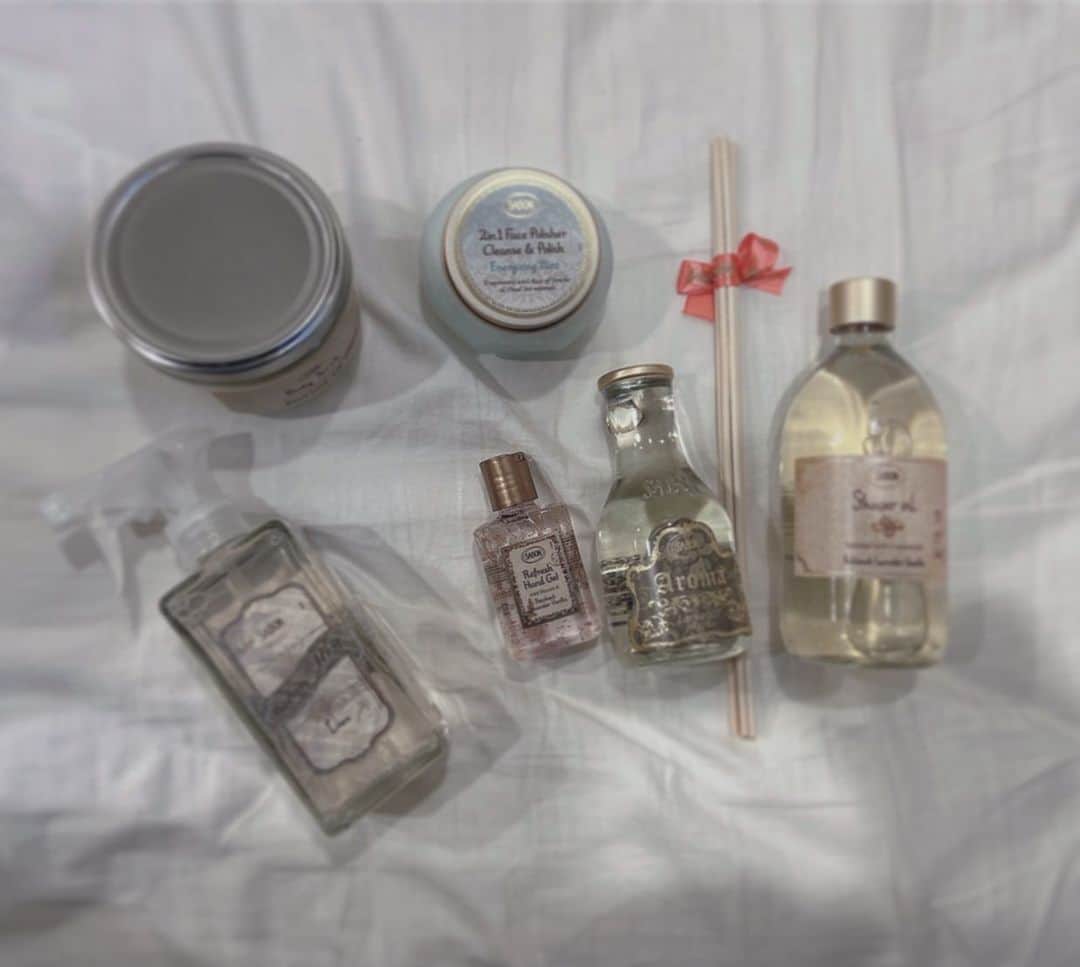 のインスタグラム：「. 匂いフェチ . #SABON #スクラブ #ハンドジェル #ボディソープ #ルームフレグランス #スクラブ #ファブリックミスト」