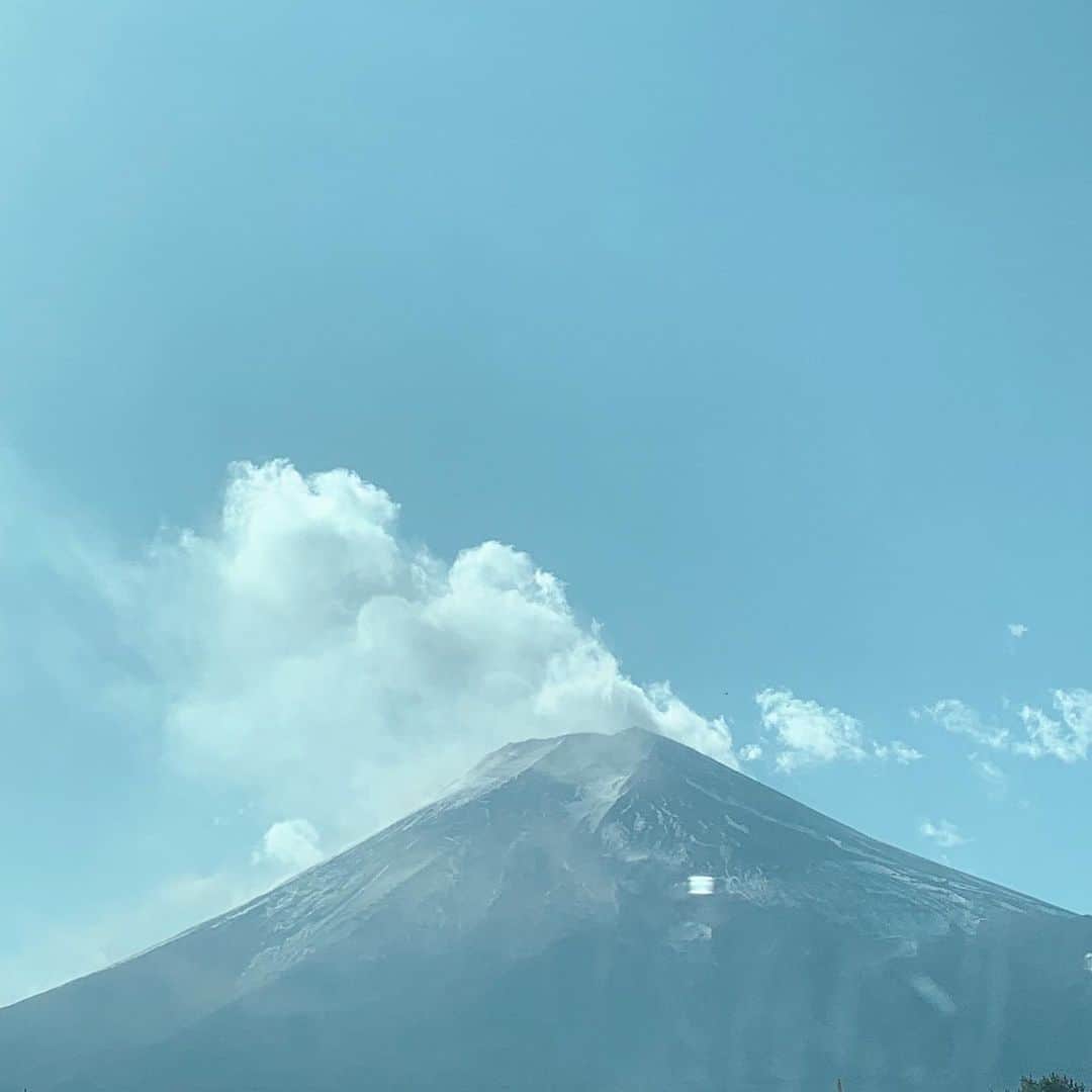 染谷俊之のインスタグラム：「今の富士山って意外と雪積もってないんだね☆  #染谷俊之  #富士山」