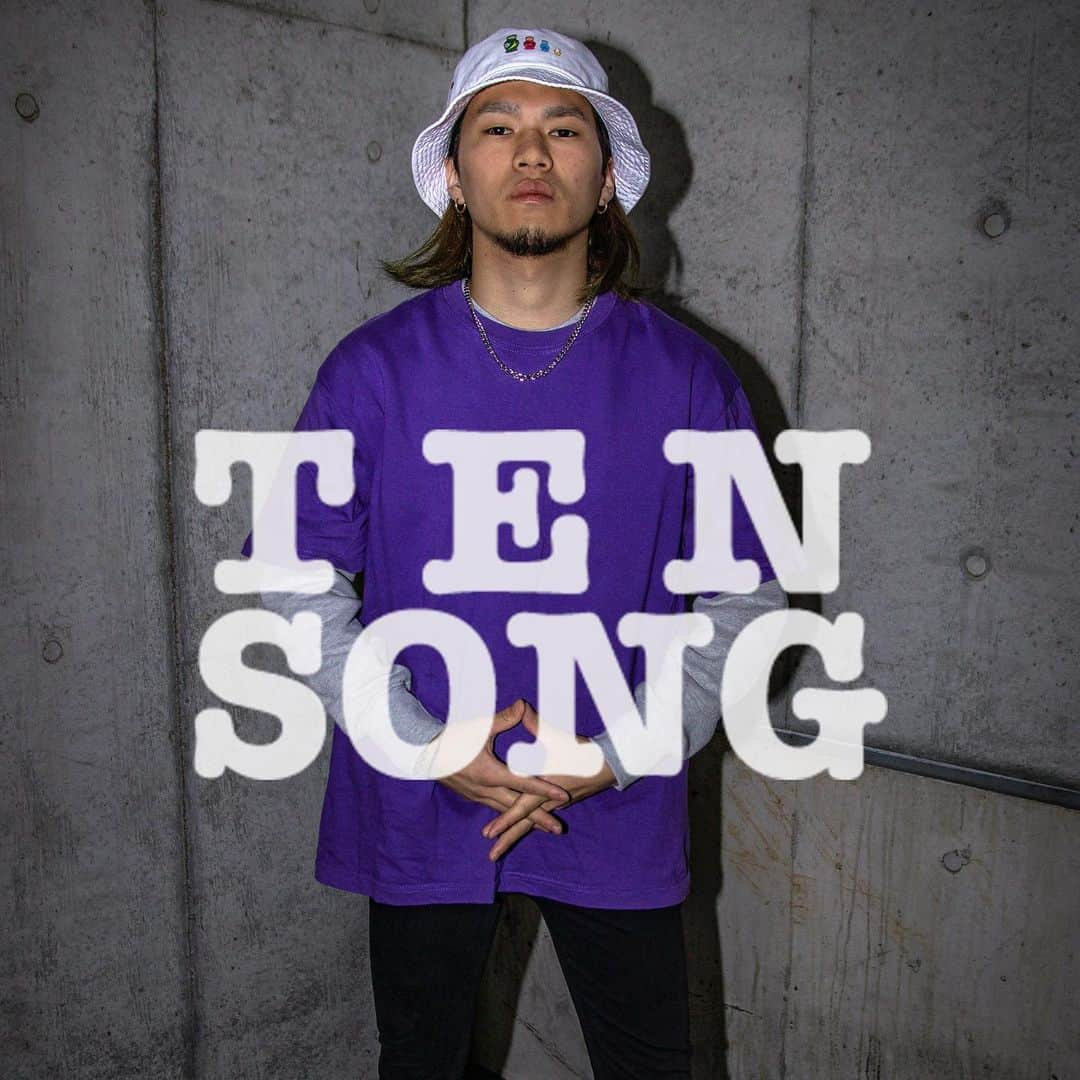 TENSONGさんのインスタグラム写真 - (TENSONGInstagram)「【今年の抱負】  TENSONGギター担当：拓まん @t9m_tr_10song   1年後、メンバー全員に文句を言われないようなギターリストになります。作曲において、メンバーが求めるコードを弾き、アレンジができるようになります。変わらず、伝えたいことをしっかり作詞する。  TENSONGでの目標は、オリジナル曲だけに力を入れて、人前でLIVEできるようになる。それだけです。 とにかく‼︎ 1年は待って欲しいです。 この1年で拓まん、化けます。  TENSONGは、努力で上がっていくグループになる。  今年も宜しくお願い致します。  p.s. う○こしたいです。  by 拓まん  引き続き拓まん、そしてTENSONG一同の応援よろしくお願いします📣  撮影者：@majestic.hiro  #tensong #拓まん #ギター #ギターリスト #2021年 #今年の抱負 #よろしくお願いします #🎸」1月7日 14時15分 - 10song_official