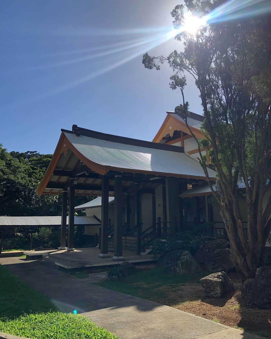 Honolulu Myohoji Missionさんのインスタグラム写真 - (Honolulu Myohoji MissionInstagram)「🛖 Last year, Honolulu Myohoji had been working on temple roof repair and it’s almost done! Thanks for donations, too!  ————————- Honolulu Myohoji YouTube channel is available now!  On our YouTube channel, you can see - Rev. Yamamura’s talk, - Past events of Honolulu Myohoji, and - Some nice Hawaii weather from Honolulu Myohoji. ————————- * * * * #ハワイ #ハワイ好きな人と繋がりたい  #ハワイだいすき #ハワイ好き #ハワイに恋して #ハワイ大好き #ハワイ生活 #ハワイ行きたい #ハワイ暮らし #オアフ島 #ホノルル妙法寺 #思い出　#honolulumyohoji #honolulumyohojimission #御朱印女子 #開運 #穴場 #パワースポット #hawaii #hawaiilife #hawaiian #luckywelivehawaii #hawaiiliving #hawaiistyle #hawaiivacation」1月7日 14時14分 - honolulumyohoji