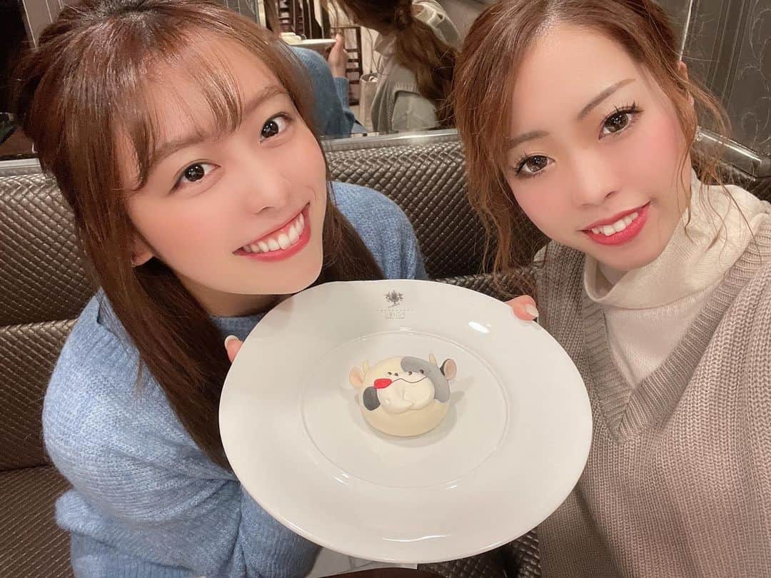のインスタグラム：「可愛い子と可愛いカフェで☕️🐮❤️ #丑 #カフェ　#ポアール #ポアール帝塚山 #可愛いケーキ　#お洒落　#カフェ巡り　#poire  #2021 #丑年」