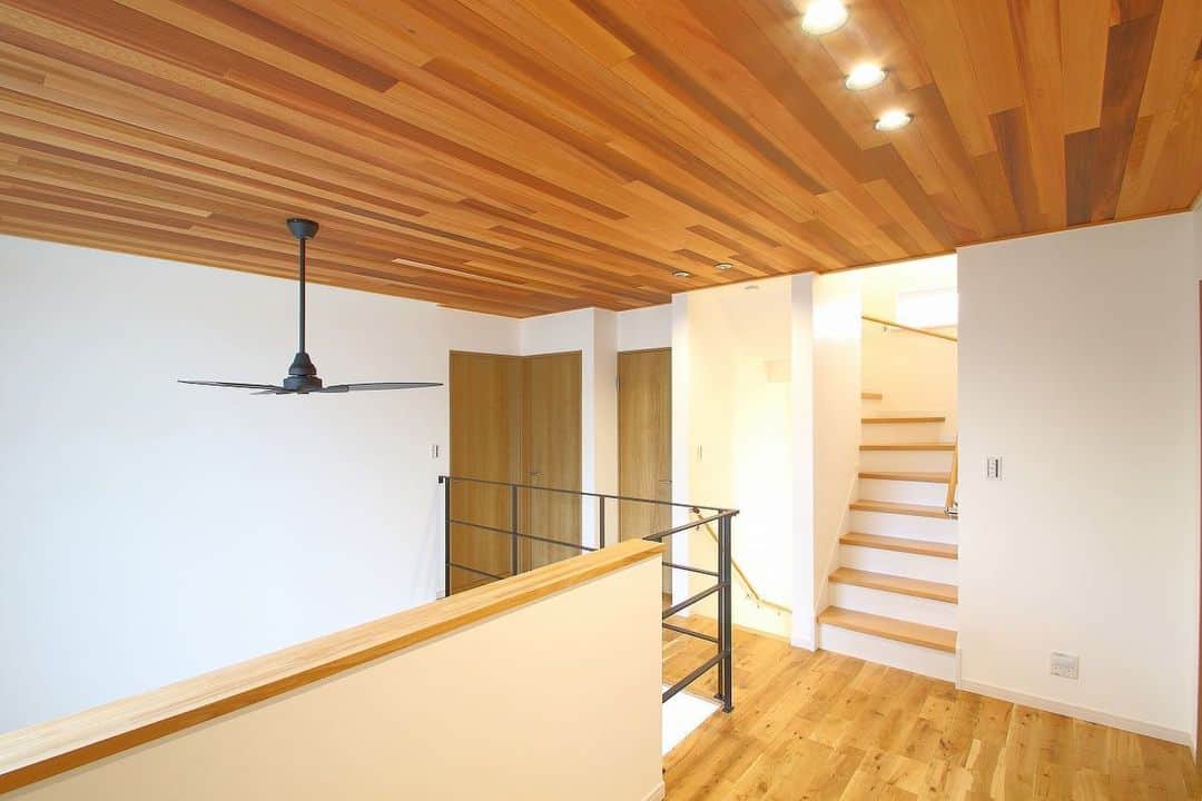 e-sumai_kyotoさんのインスタグラム写真 - (e-sumai_kyotoInstagram)「広々した廊下に天井はレッドシダーに。お洒落な空間になりました！ ・・・・・・・・・・・・・・・・・・・・・・  自然素材にこだわった注文住宅・リノベーションをお考えの方、お気軽にお問い合わせください。  家創りの資料請求はこちらから →@request_esumai  #京都工務店  #京都注文住宅 #注文住宅  #イー住まい  #自由設計  #自然素材  #リフォーム #無垢  #漆喰  #リノベーション住宅  #水回り #工務店探し  #suumo注文住宅  #カフェ  #デザイン #家具  #housedesign  #外構デザイン  #暮らしの記録  #マイホーム計画  #家づくり  #レッドシダーの天井  #レッドシダー  #土地探しからの注文住宅  #廊下  #滋賀県  #京都市  #宇治市  #京都府」1月7日 14時24分 - livia_kyoto